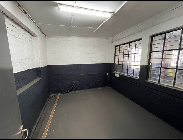 200M² WORKSHOP TO LET IN VULCANIA